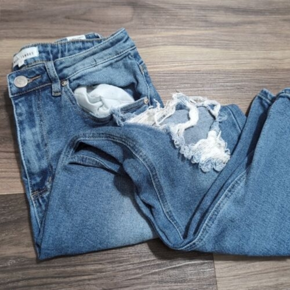 Almost Famous Women's Size 7 Distressed Jeans Medium Washed 23P